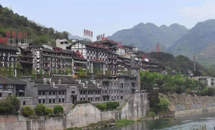 茅臺鎮(zhèn)年產多少噸酒(茅臺酒廠年產多少噸)