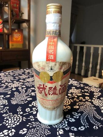 龍頭白瓷瓶的酒是什么酒(白瓷瓶寫著一個酒是什么酒)