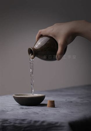 藍(lán)瓷瓶什么酒,穿藍(lán)色裙子顯出瓷瓶身材