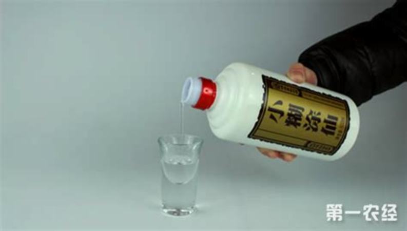 小糊涂仙西鳳酒哪個好,經(jīng)?；燠E酒局的朋友