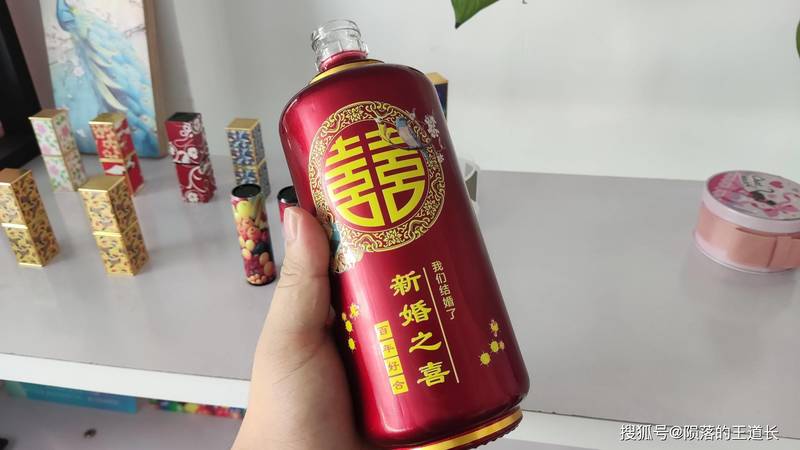 老酒瓶上的商標怎么揭下來(怎么能把酒瓶上的商標揭下來)