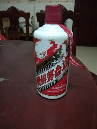 茅臺(tái)飛天瓶蓋怎么打開(kāi)(茅臺(tái)飛天怎么開(kāi)瓶圖解)