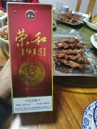 用高腳杯喝啤酒怎么拿,你喝啤酒喜歡用杯子喝