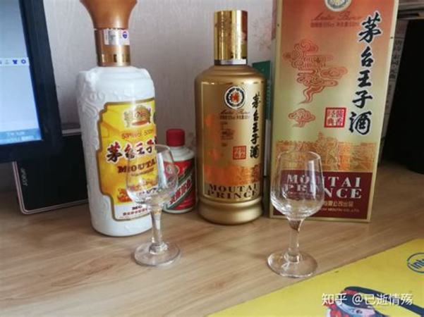 茅臺(tái)酒與茅臺(tái)鎮(zhèn)酒的區(qū)別在哪里,茅臺(tái)鎮(zhèn)產(chǎn)的酒和茅臺(tái)酒相比