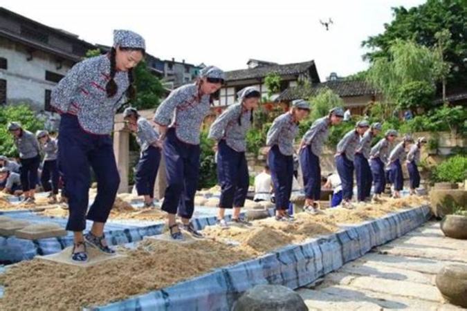 彩釉珍品茅臺酒瓶回收多少錢,現(xiàn)在還有人回收茅臺酒瓶嗎